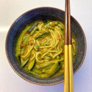 ricetta noodles al curry con le zucchine